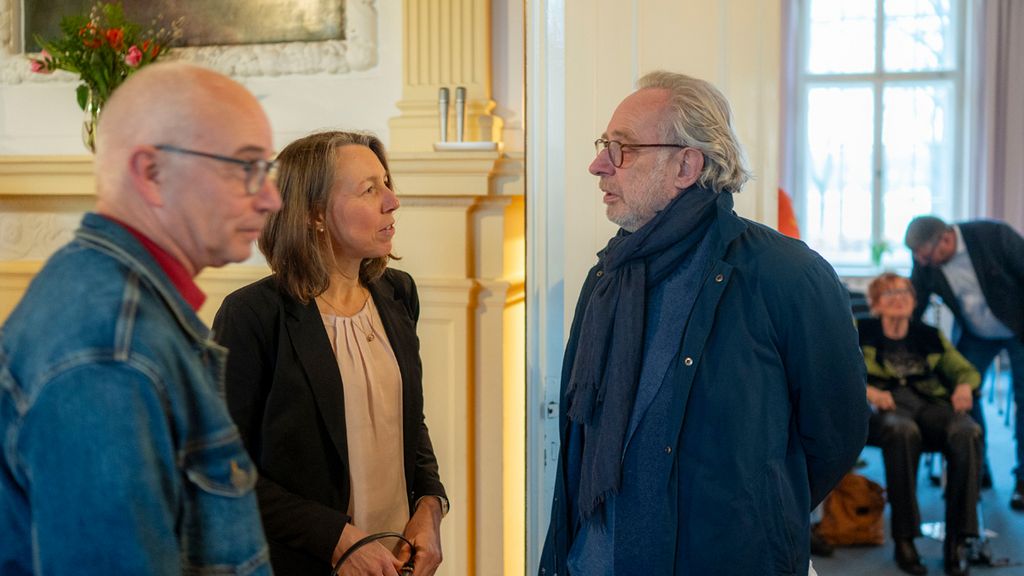 BLLV-Abteilungsleiterin Antje Radetzky (mittig) im Gespräch mit dem ehemaligen BLLV-Geschäftsführer Dieter Reithmeier (rechts)