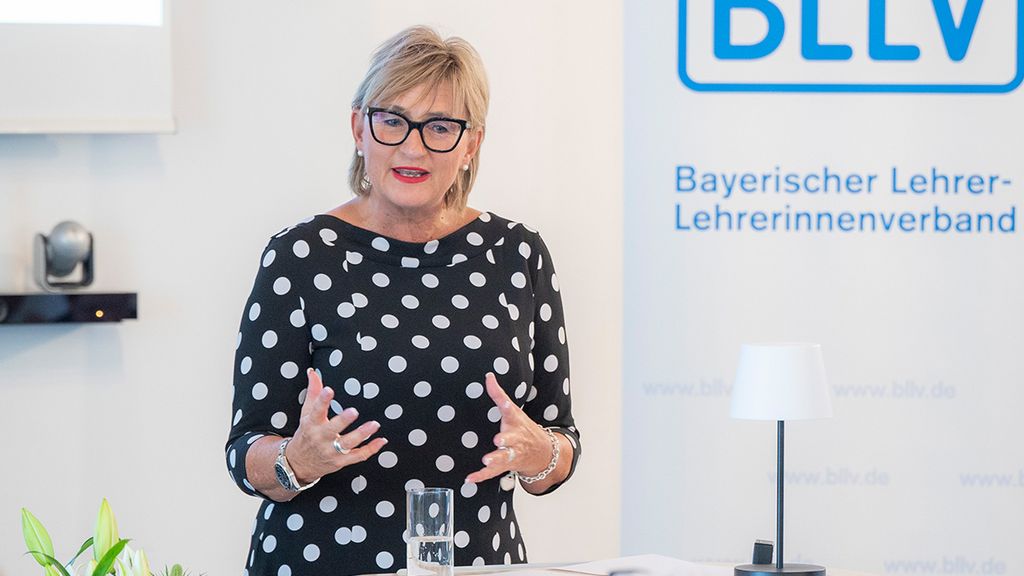 BLLV-Präsidentin Simone Fleischmann verwies auf das BLLV-Manifest 