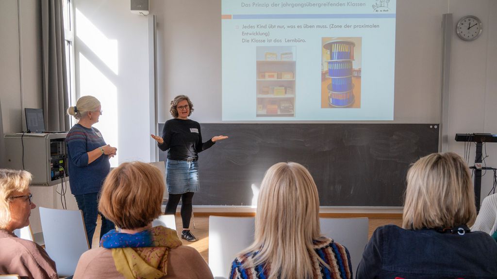 Bild: Gewähren beim Workshop wertvolle Einblicke: Aenne Thurau und Jessika Obernesser von der Grundschule Op de Host in Horst (Schleswig-Holstein).