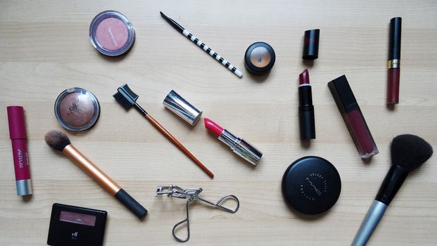 Mit den Hilfsmitteln, die in Schmink-Tutorials verwendet werden, verdienen Influencer viel Geld - und die Industrie, die sie bezahlt, noch mehr ...