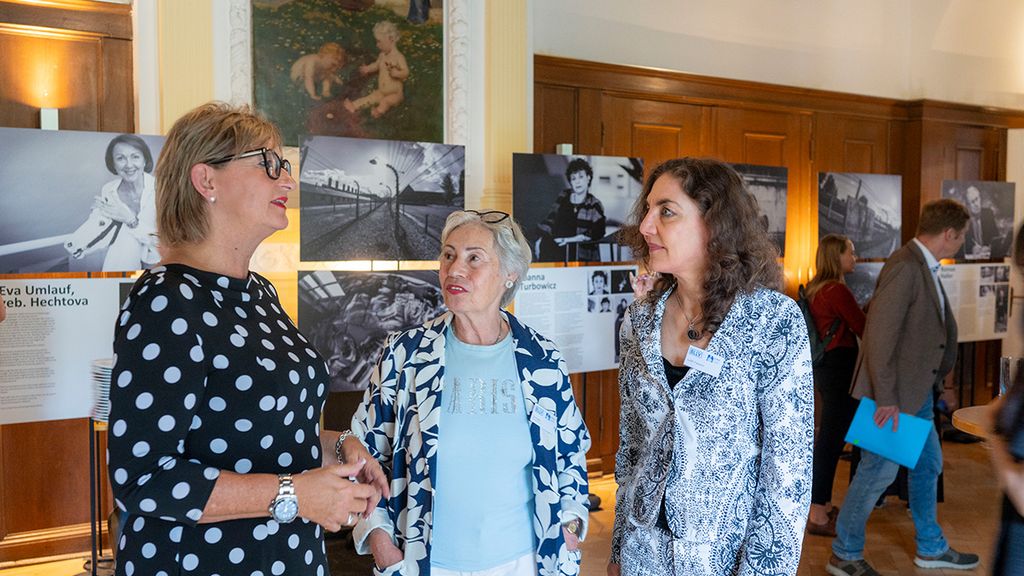 Bild: BLLV-Präsidentin Simone Fleischmann (links) mit EJKA-Präsidentin Eva Haller (mittig) Verfassungsschutz-Expertin Judith Faessler (rechts)