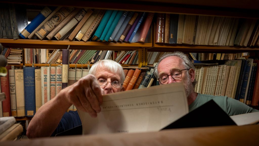 Der Marburger Germanist und Buchwissenschaftler Prof. Dr. York-Gothart Mix (l.) und der frühere Geschäftsführer des BLLV und Beauftragter BLLV-Geschichte und Erinnerungskultur Dr. Dieter Reithmeier (Fotograf: Jan Roeder)