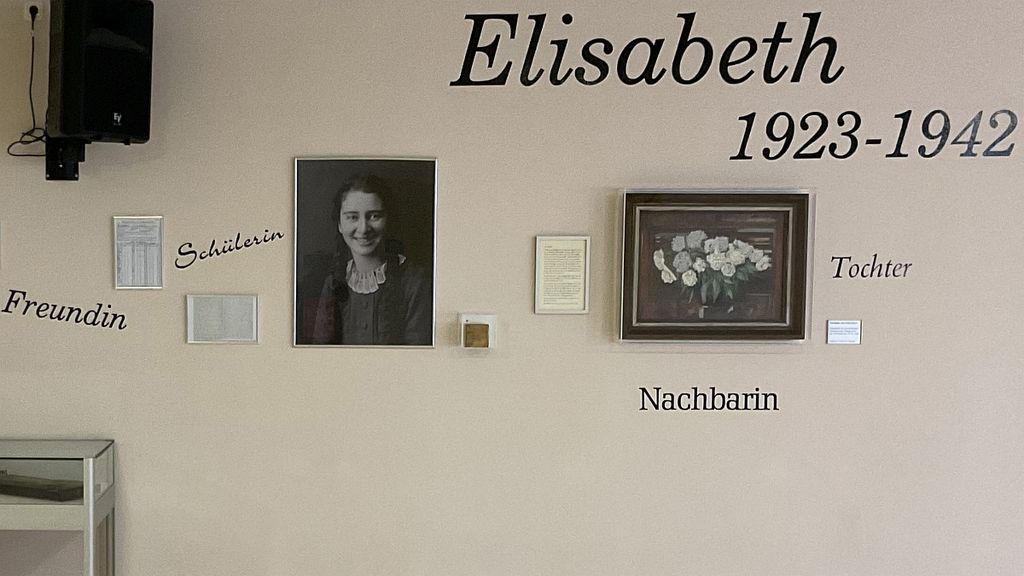 Die Erinnerungswand in der Städtischen Realschule Rosenheim