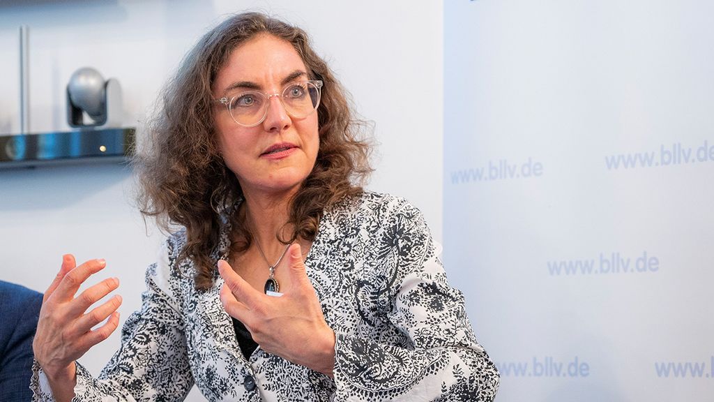 Judith Faessler kam in einer Doppelrolle zum Fachgespräch: Als Expertin  für Verfassungsschutz am bayerischen Landesamt und als Enkelin des Holocaust-Überlebenden und ehem. Vizepräsidenten des Internationalen Dachau-Komitees Max Mannheimer. Sie appelliert: „Demokratie und eine offene Gesellschaft ist nichts, was uns geschenkt wird und dann da ist und bleibt. Es ist etwas, wofür man etwas machen muss. Man wird in eine Demokratie hineingeboren und ist nicht automatisch Demokrat: Man muss dazu erzogen werden, gezeigt bekommen, was Demokratie ist, heranführen an die offene Gesellschaft.“