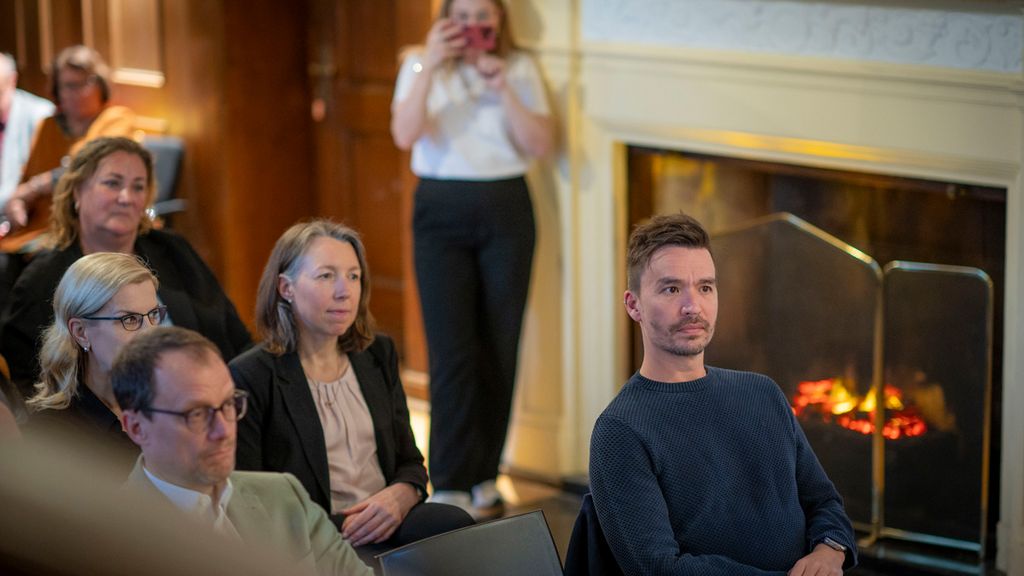 Bild: Bob Blume vor dem Kamin der BLLV-Geschäftsstelle