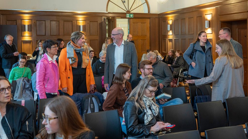 Bild: Im Foyer der BLLV-Geschäftsstelle: Vizepräsident Gerd Nitschke (mittig) 