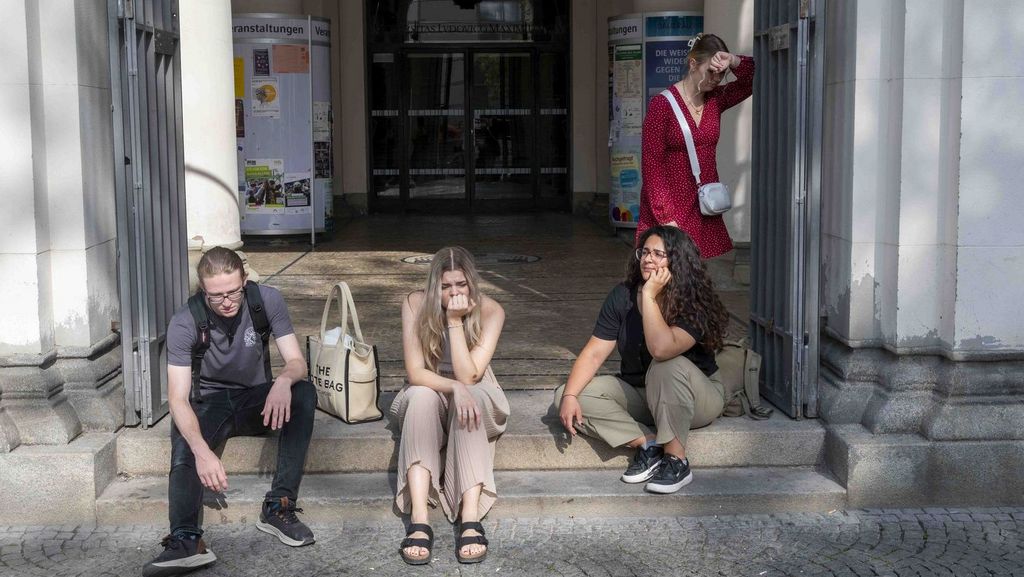 Studierende vor der Uni