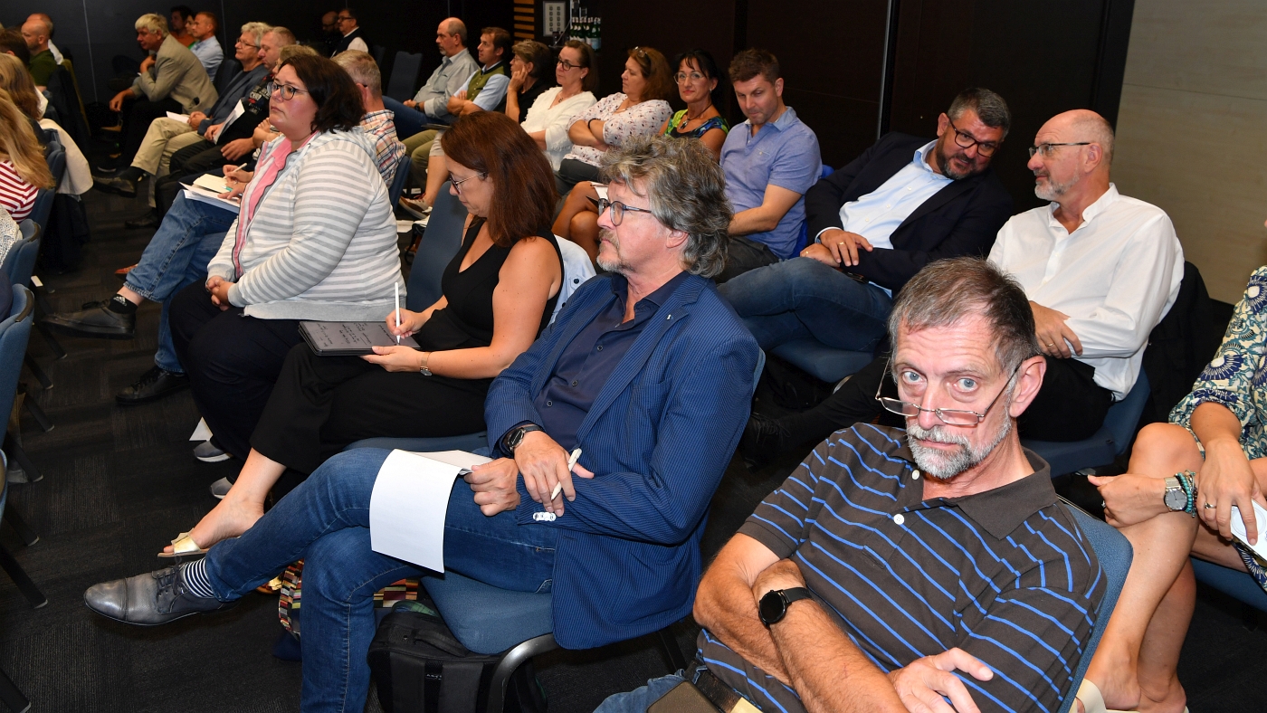 vordere Reihe von rechts: Joachim Dutz, Helmut Schmid, Sandra Oehring, Maria Träg-Engerer (Copyright Friedhelm Windmüller)